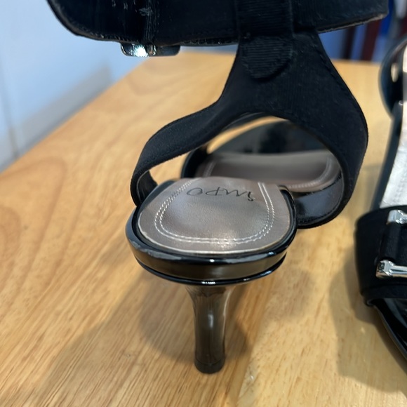 IMPO size 7.5 kitten heels with black ankle strap great used condition - Picture 7 of 8